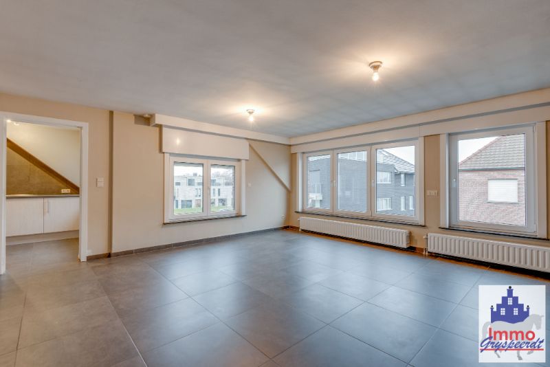 Roeselare nabij het stadspark :gezellig 2 slpk instapklaar appartement met terras foto 3