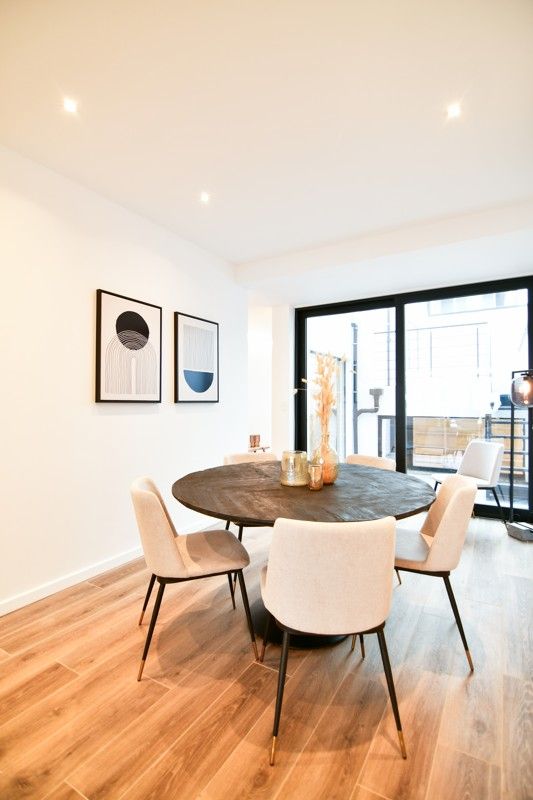 Prachtig gerenoveerd appartement met twee slaapkamers en ruime terrassen op de Zeedijk van Koksijde! foto 6