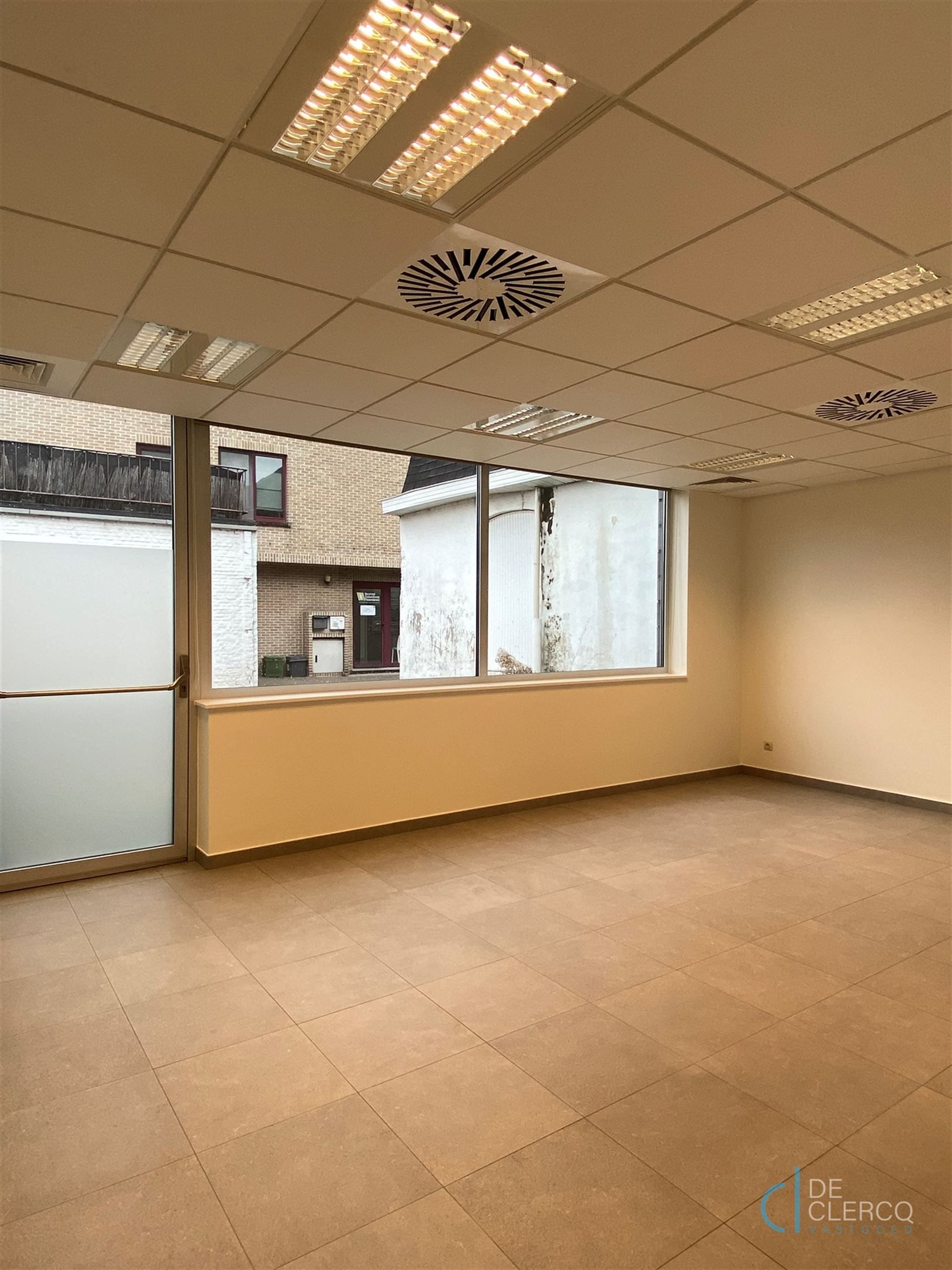 Nieuw, ruim kantoor met parking te huur centrum Lochristi!  foto 9