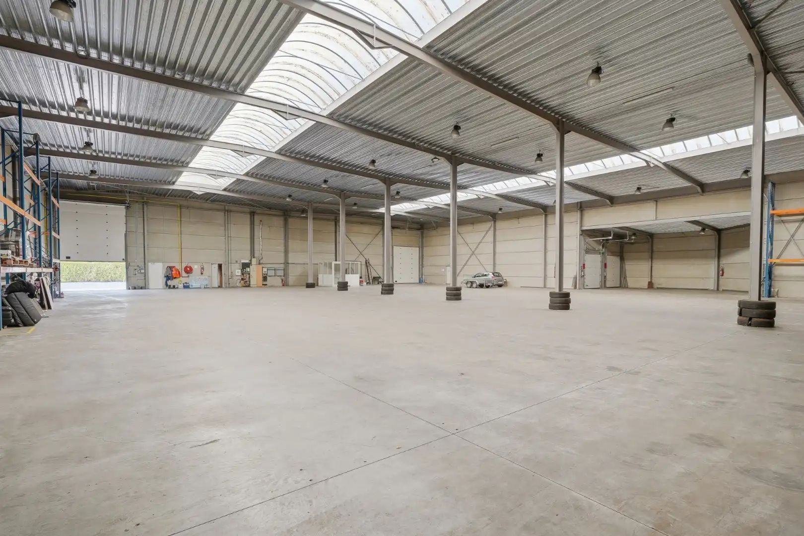 Bedrijfswoning met ruime loods van ca. 1.530 m² in de ambachtelijke zone van Eernegem foto 5