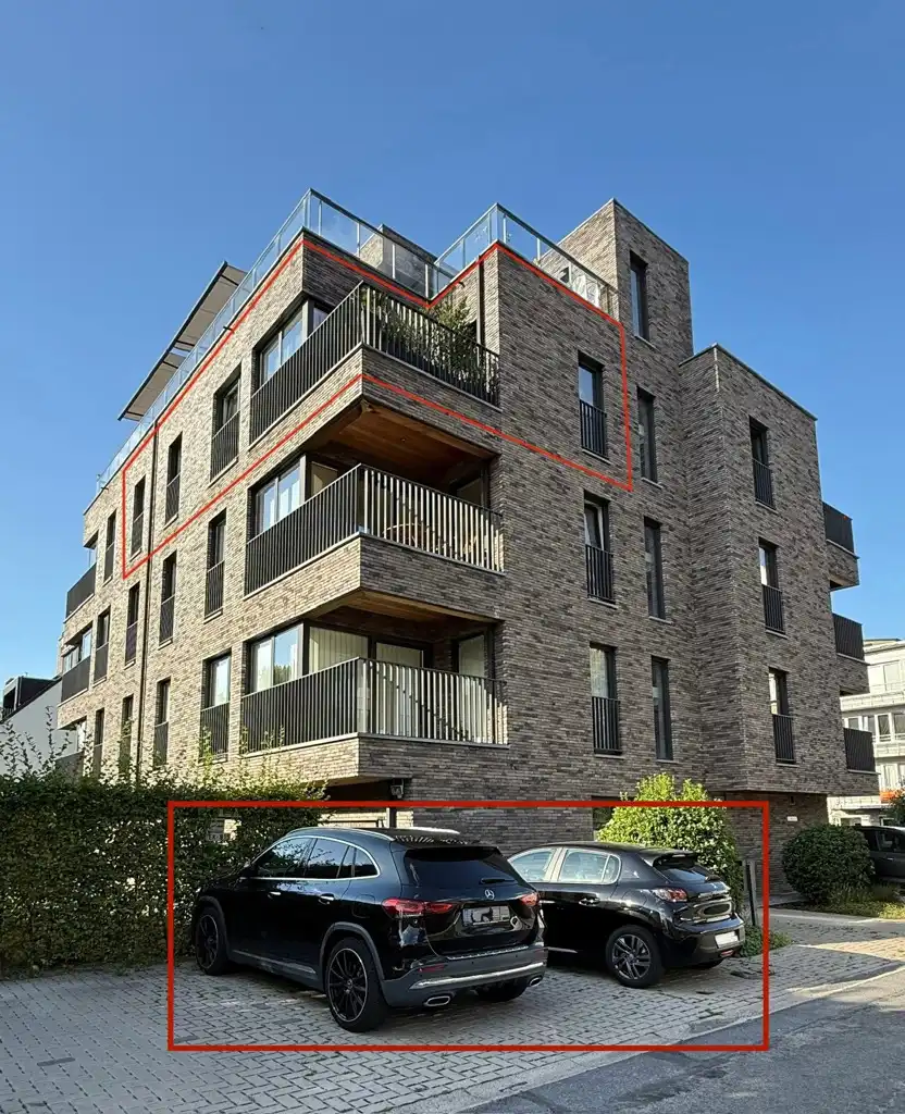 Tweeslaapkamerappartement op toplocatie met parkeerplaatsen foto {{pictureIndex}}
