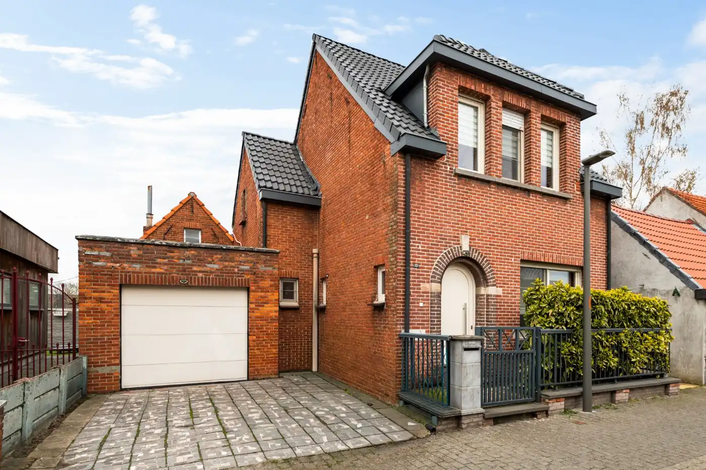 Hoofdfoto van de publicatie: Ruime woning met 3 à 4 slpk., garage en oprit op een perceel van 702 m²