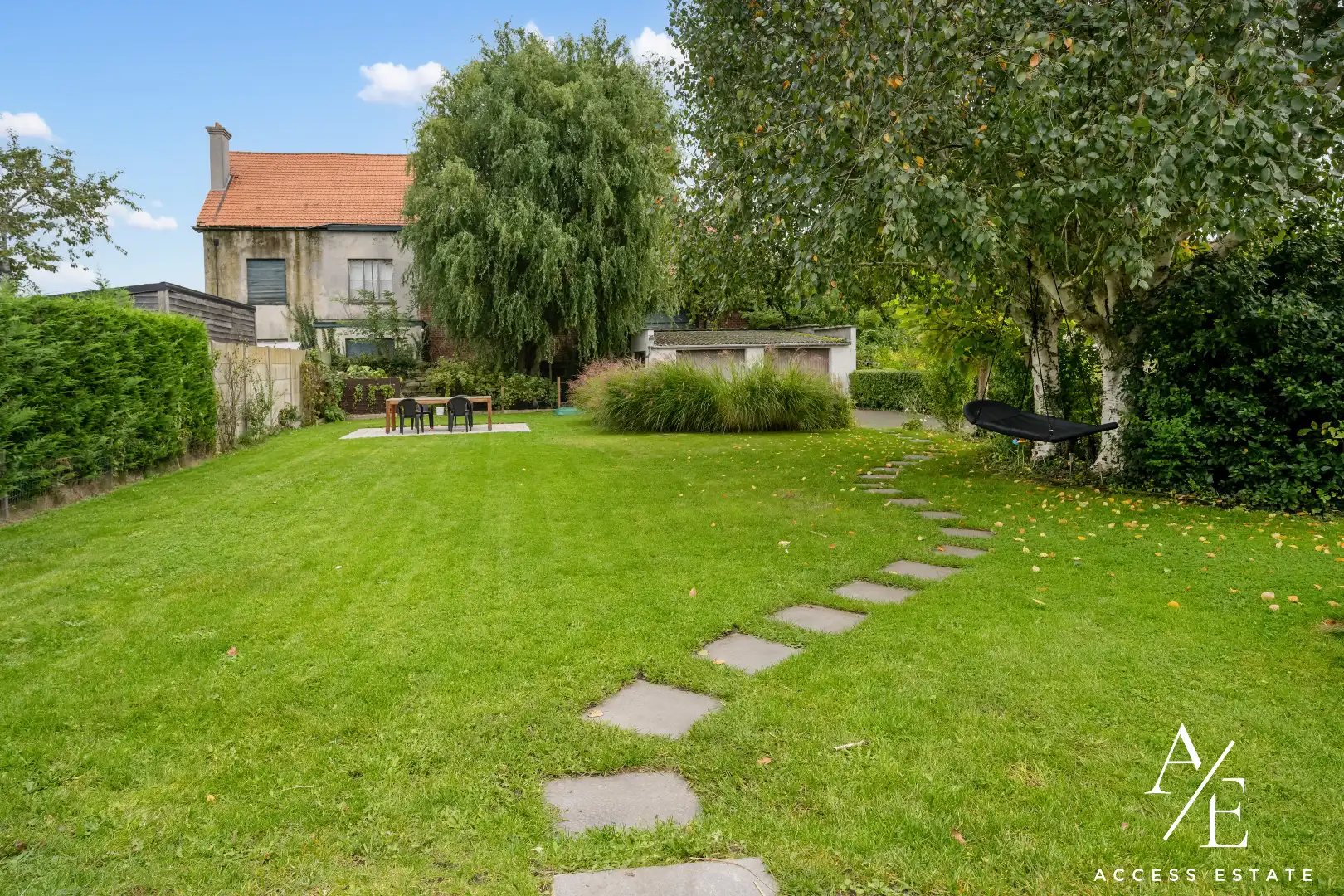 Ruime, gerenoveerde woning met prachtige stadstuin (600m²) en dubbele garage foto {{pictureIndex}}