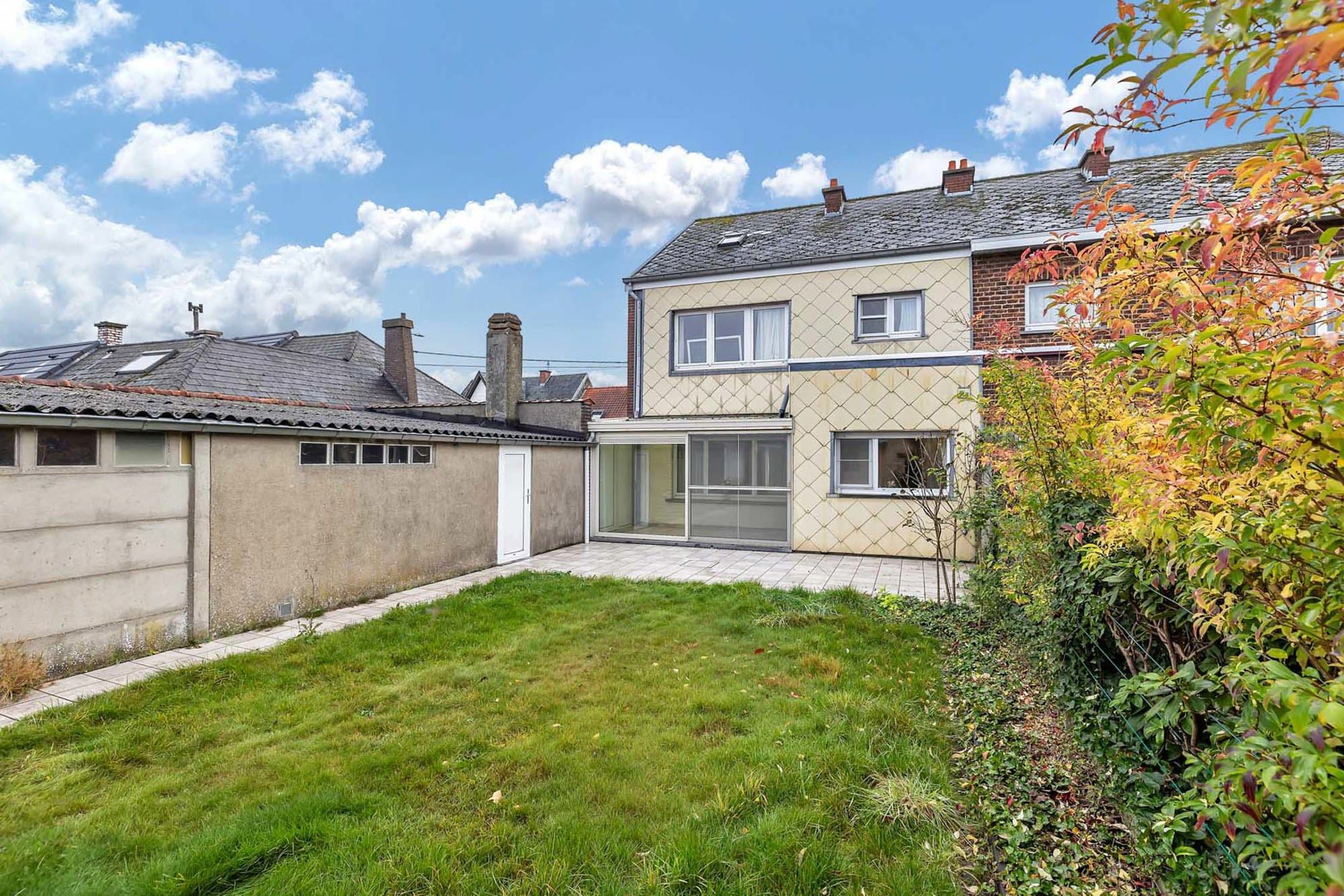 Halfopen bebouwing met garage te koop in Meerbeke! foto 3