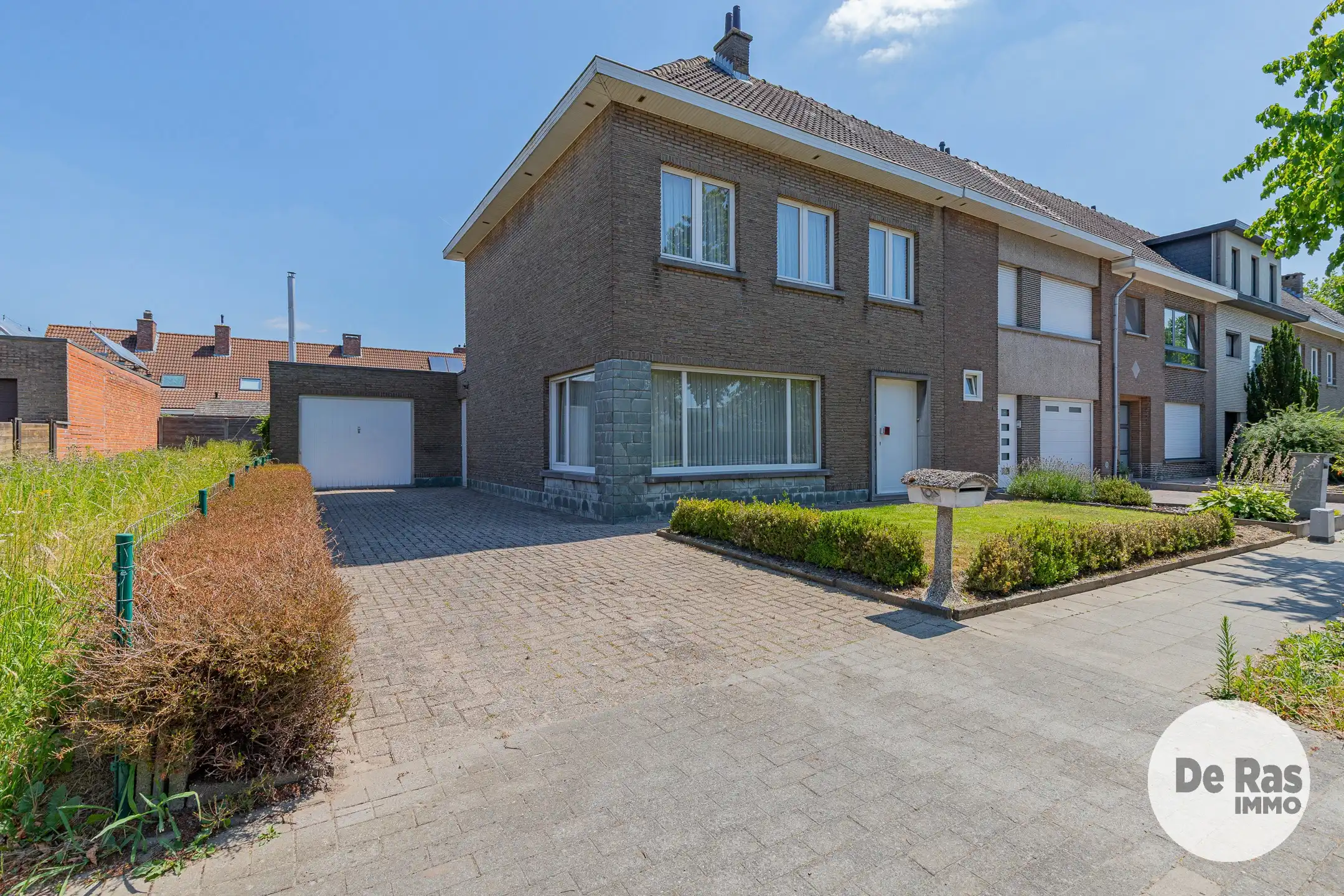 Hoofdfoto van de publicatie: AALST–Goed onderhouden halfopen bebouwing met garage en tuin