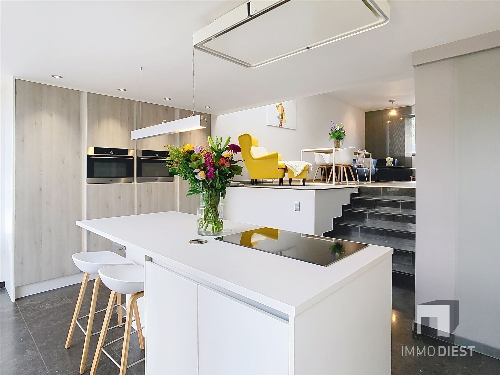 Hippe splitlevel met 3 slaapkamers in hartje Zichem. foto 3