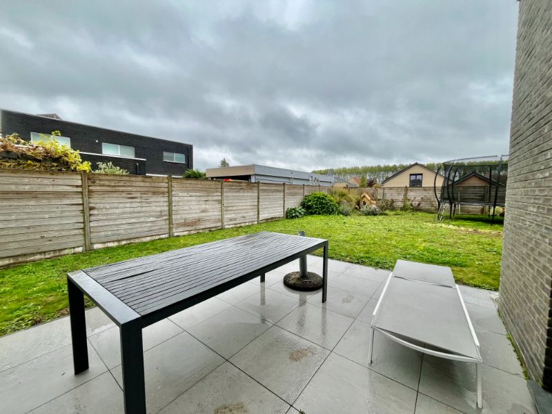 RECENTE WONING MET DRIE SLAAPKAMERS - ZONOVERGOTEN TUIN EN GARAGE foto 18