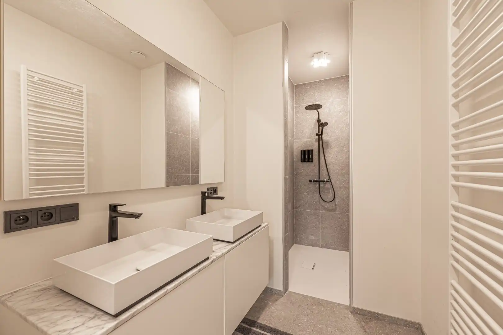 Recent, instapklaar appartement met overdekte staanplaats aan de Broeltorens in Kortrijk foto 7