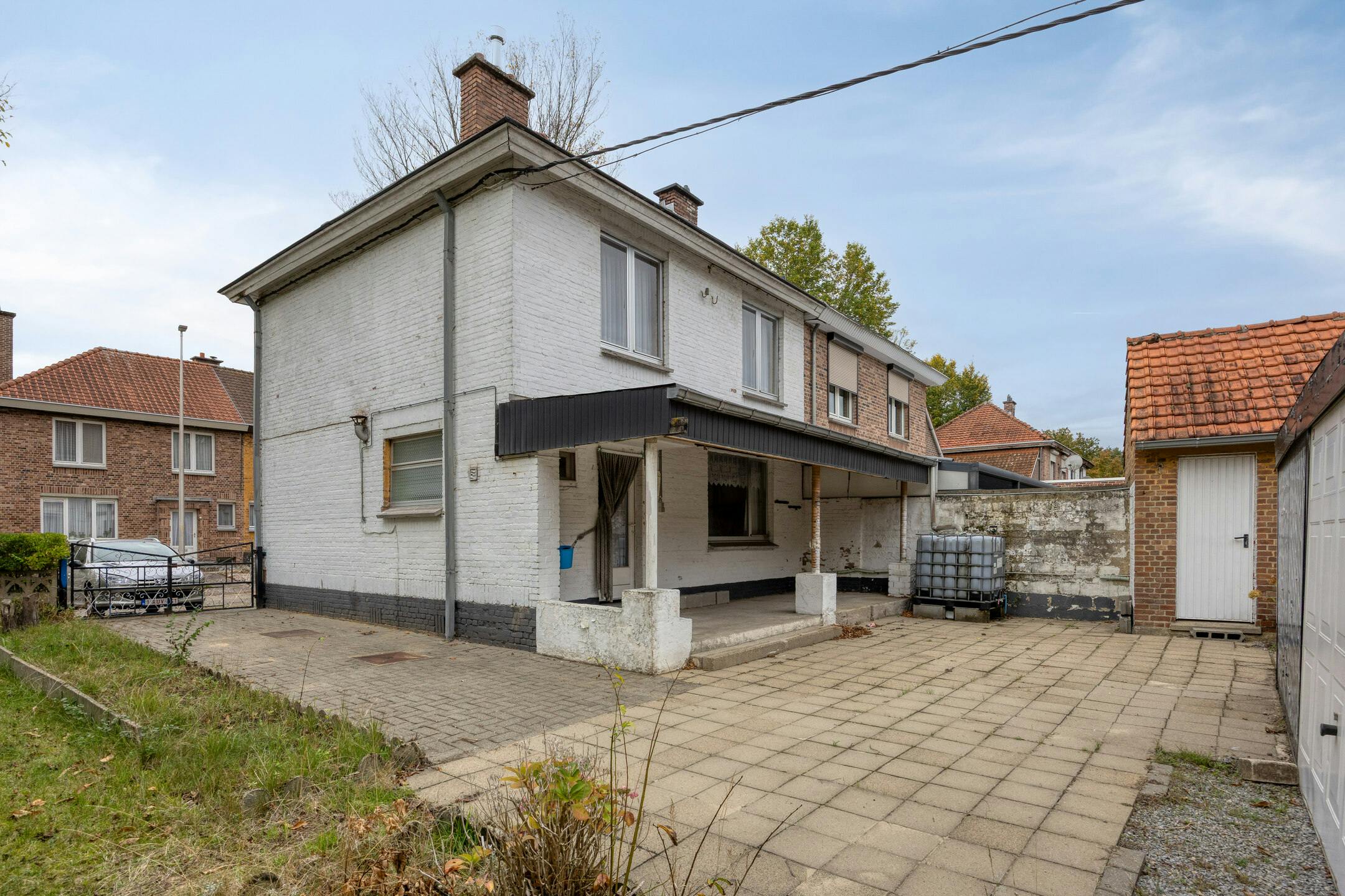 Te renoveren woning met zonnige tuin in Genk foto 24