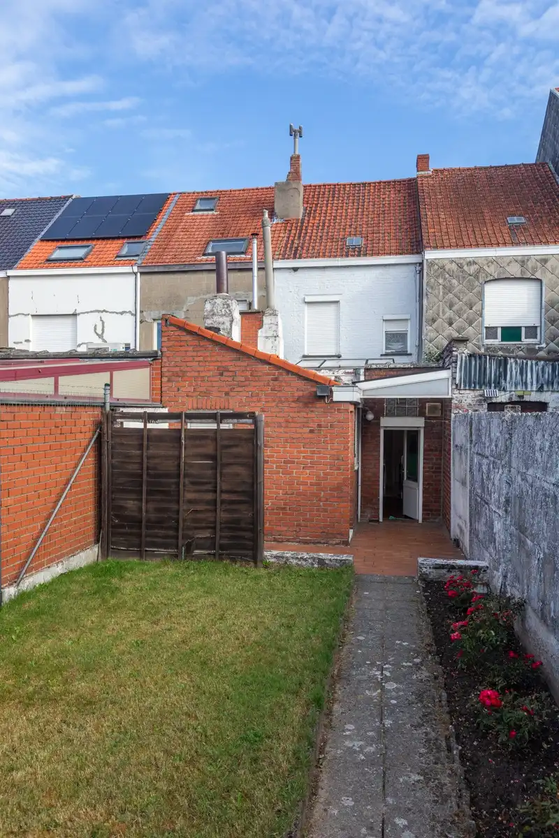 Te renoveren, centraal gelegen woning met 2 slaapkamers (4 mogelijk), tuin en oprit. foto 23
