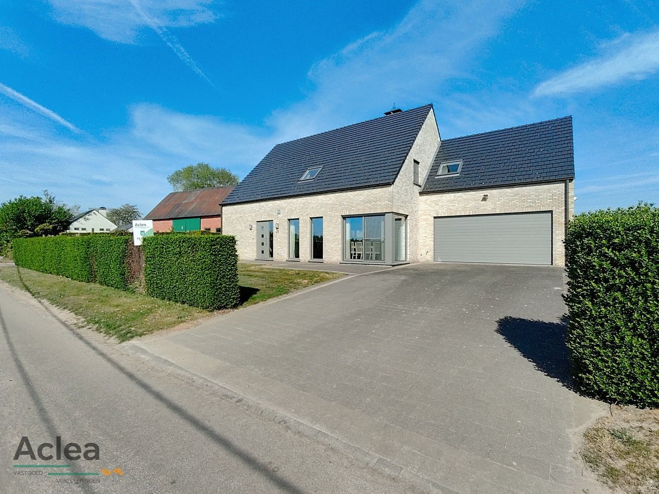 uitzonderlijk ruime landelijk gelegen woning foto {{pictureIndex}}