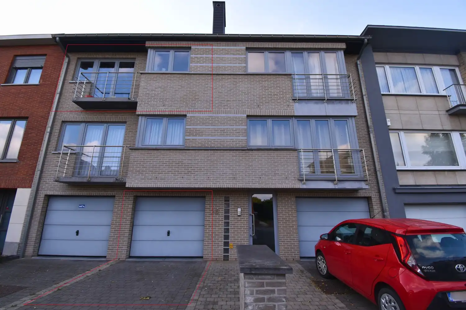 Appartement met 2 slaapkamers, garage en gemeenschappelijke tuin te huur in Sint-Pieters-Leeuw foto {{pictureIndex}}