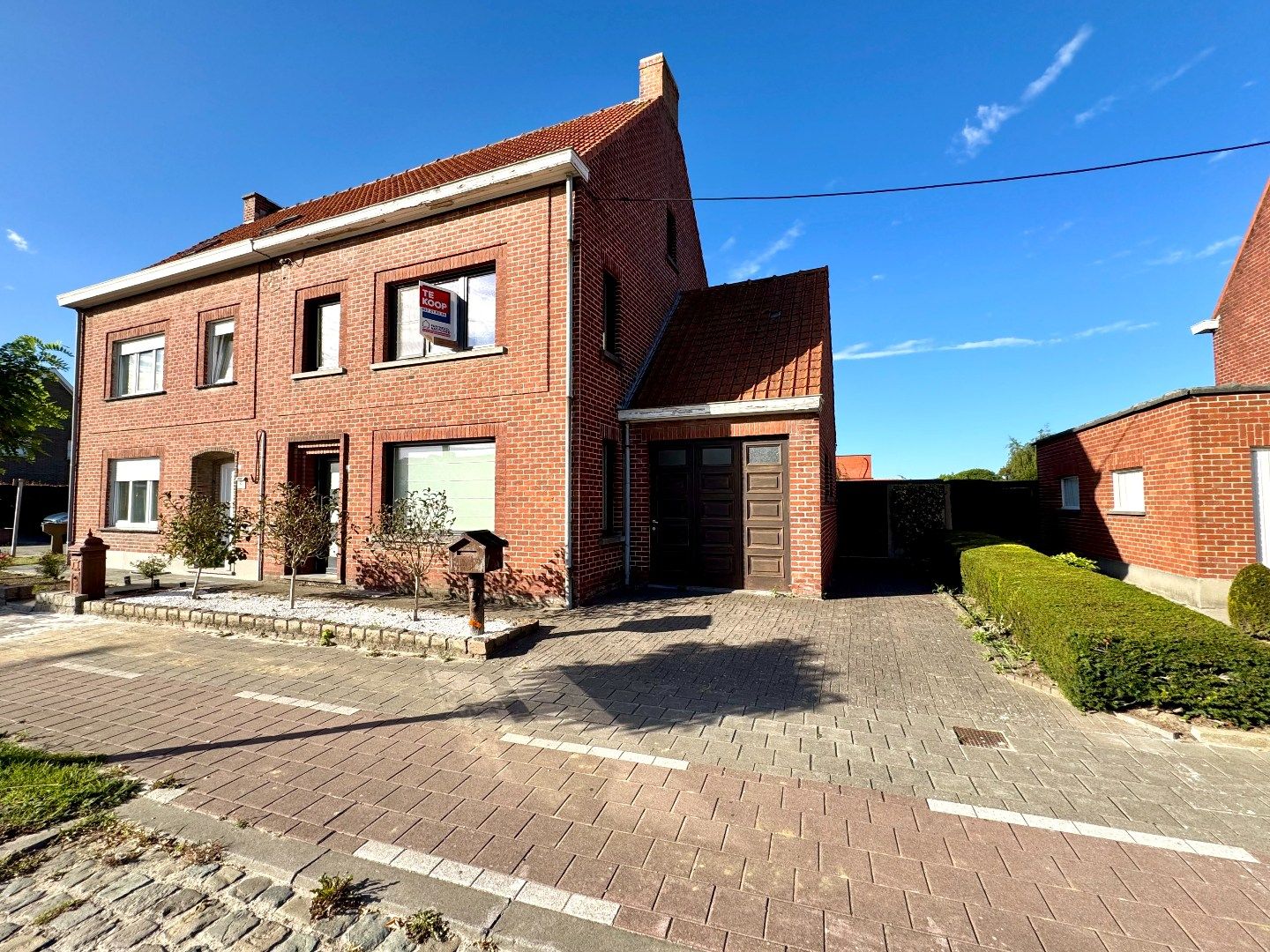 Hoofdfoto van de publicatie: HALFOPEN WONING MET 3 SLPKS, GARAGE EN RUIME TUIN