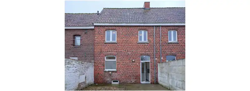 Moorslede-centrum. Rijwoning ideaal als starter of als investering te koop via een biedingssysteem. 4 slaapkamers. Gedeeltelijk te renoveren. Bieden kan toot 10 maart om 15u!! foto {{pictureIndex}}