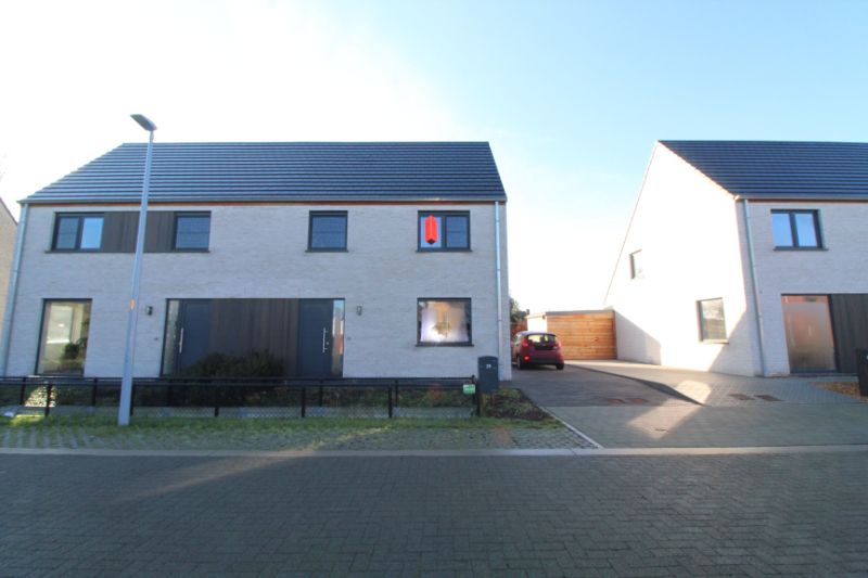 Energiezuinige halfopen woning te huur in Sijsele foto {{pictureIndex}}