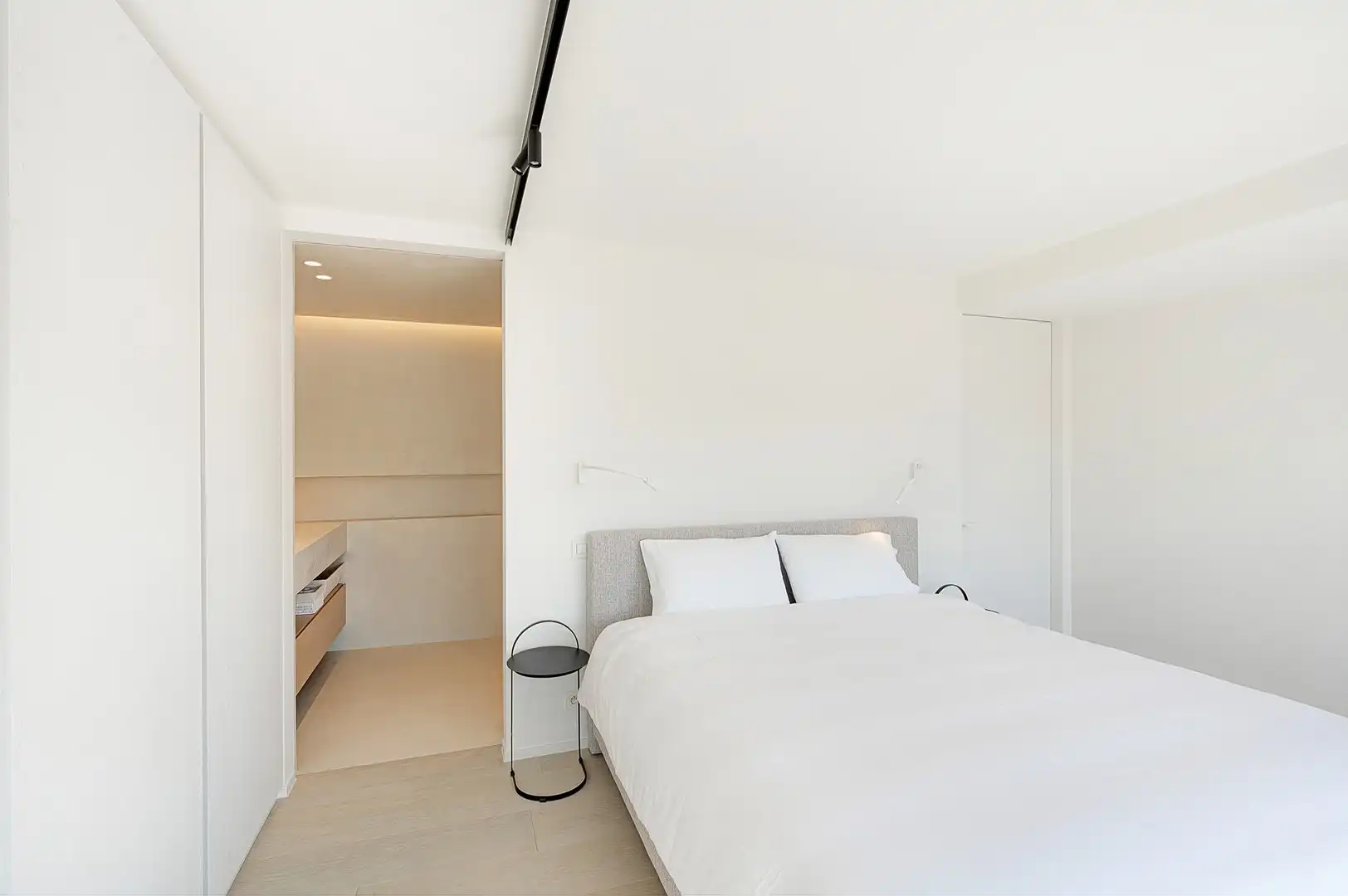 Zonnig gerenoveerd appartement met zuidwest gericht terras en open zicht op wandelafstand van het strand in hartje Zoute. foto 15