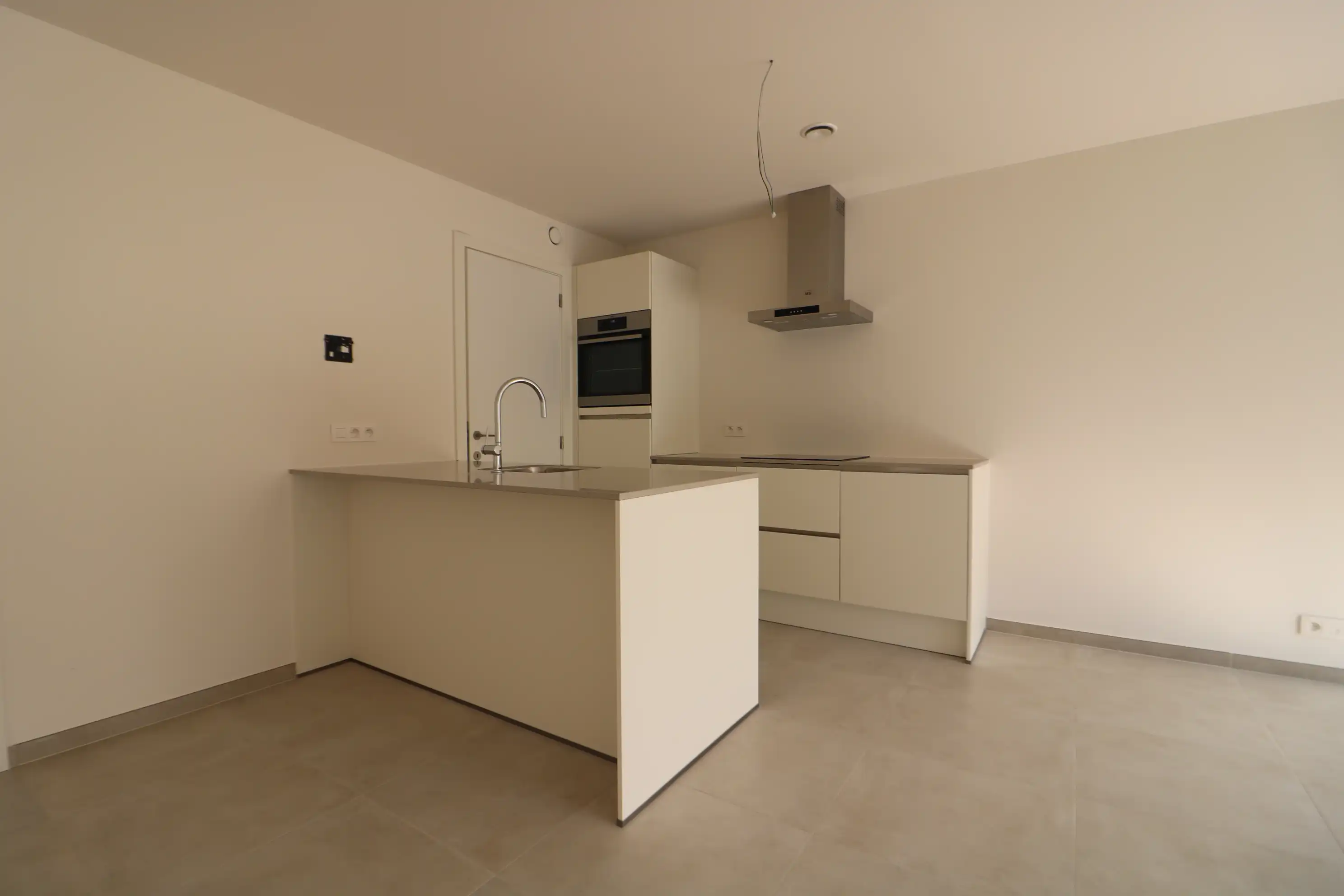 Luxueus en ruim nieuwbouwappartement met 2 slaapkamers en stadstuin. foto 2