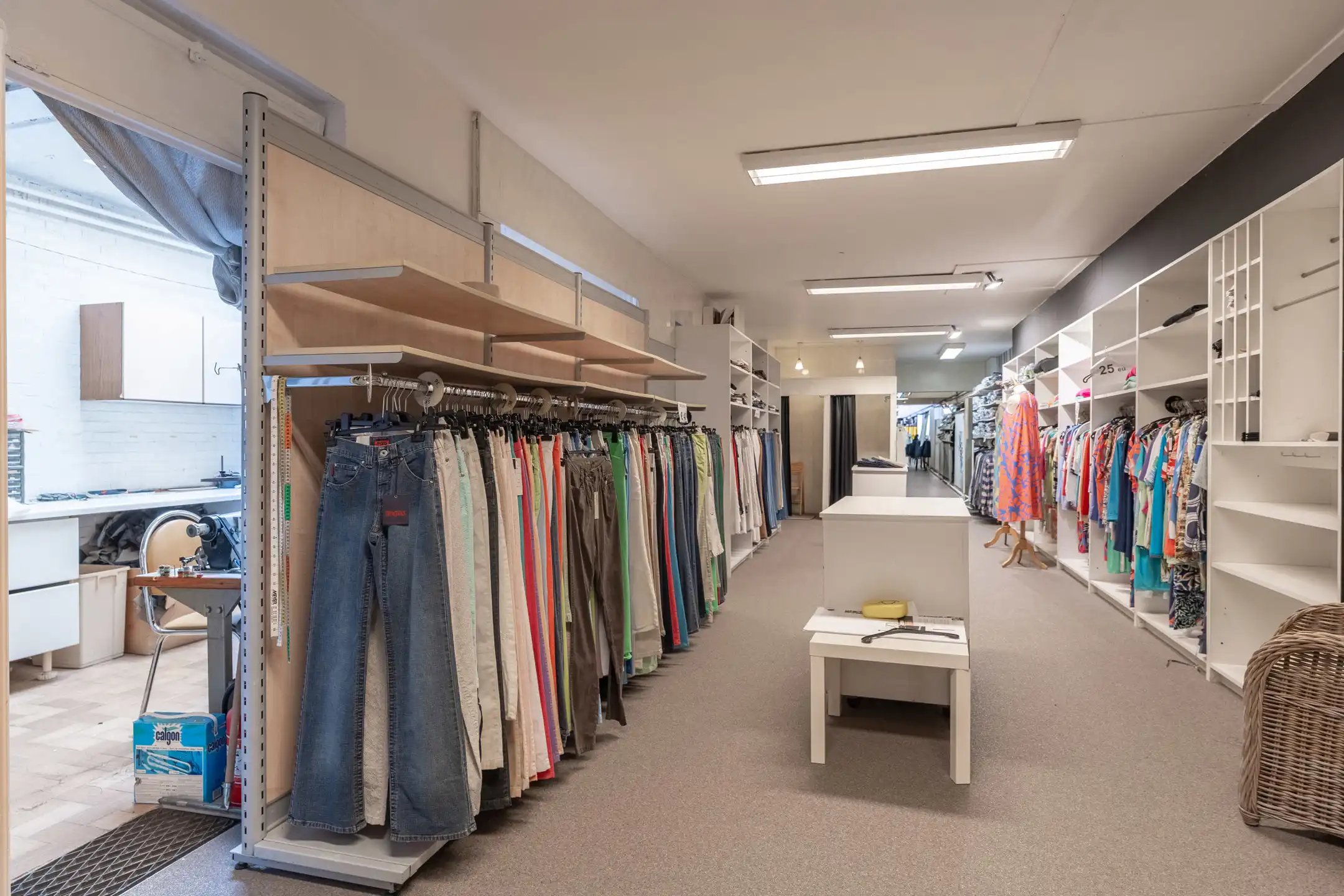 Goed gelegen gelijkvloers handelspand van maar liefst 436m² foto 13