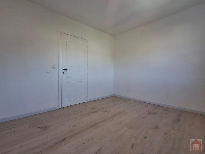 Ruim 2 slaapkamer appartement met paking! foto 13