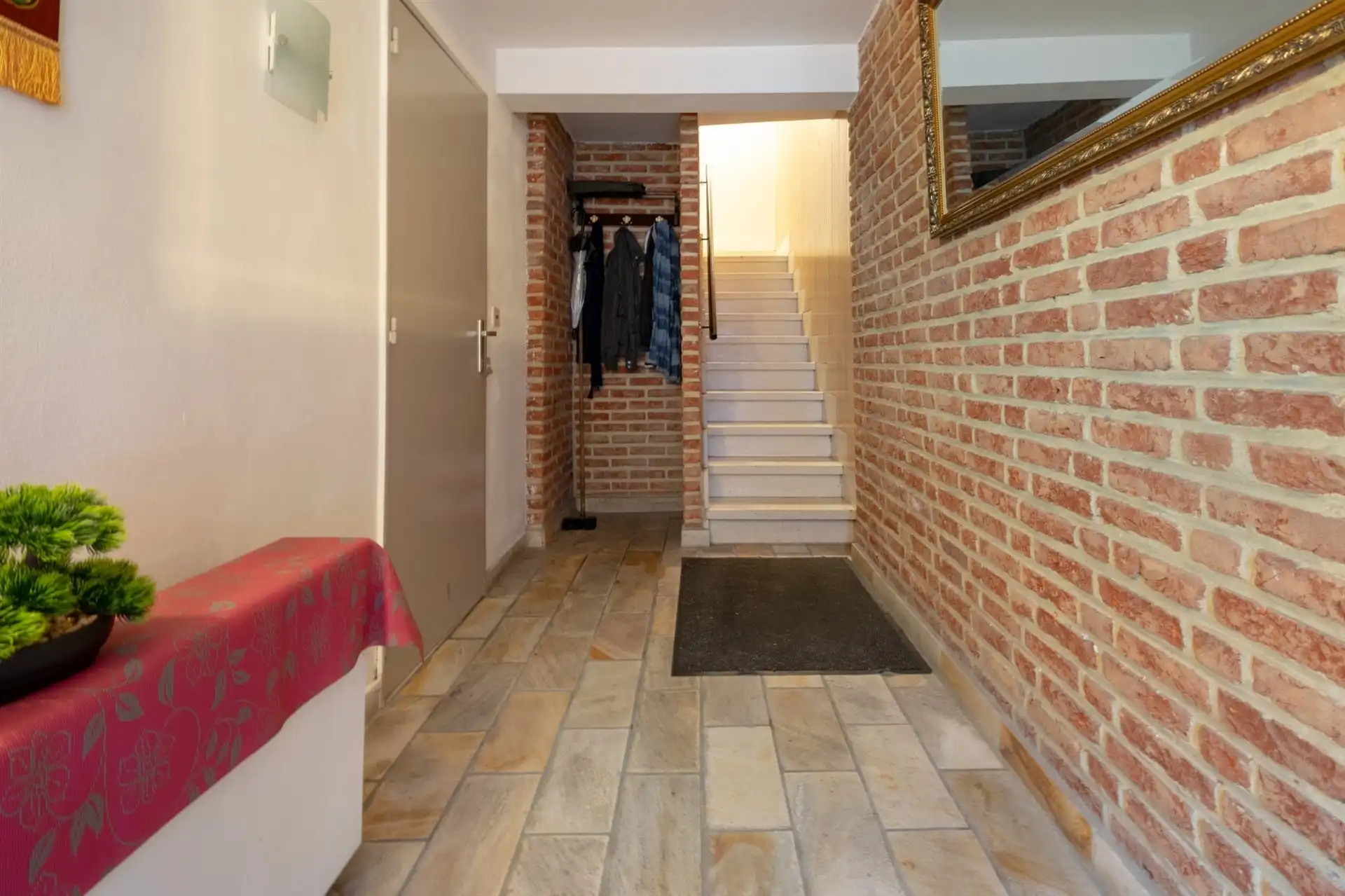 Te renoveren bel-etage in centrum Sint-Niklaas foto 2