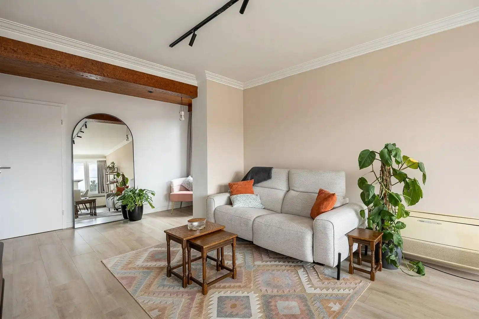 Hedendaags 2-slaapkamerappartement met tuin, garage en praktijkruimte  foto 3