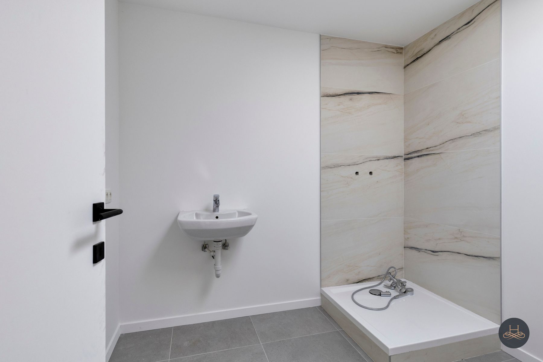 Vernieuwbouwvilla met praktijkruimte in rustige buurt foto 16