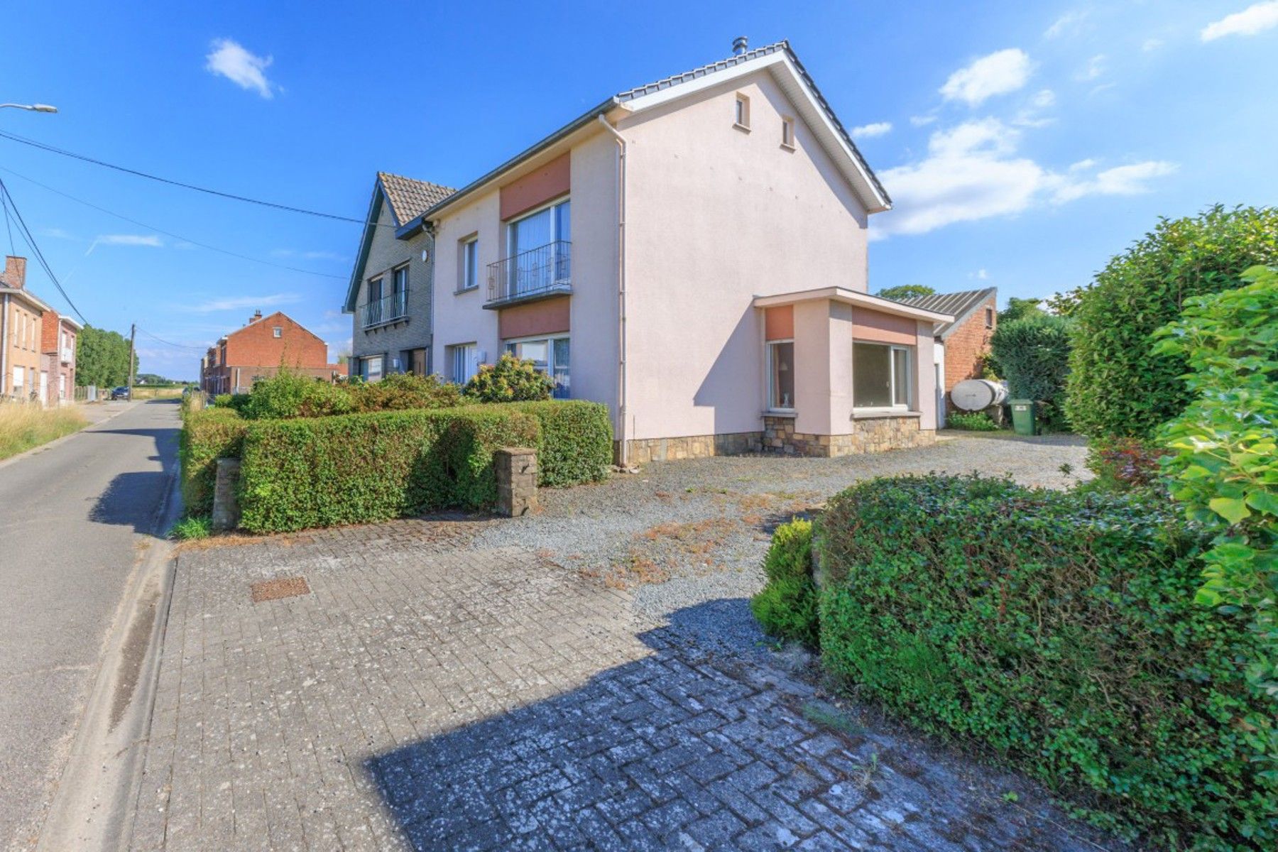 Gezinswoning met grote tuin in groene omgeving foto 5