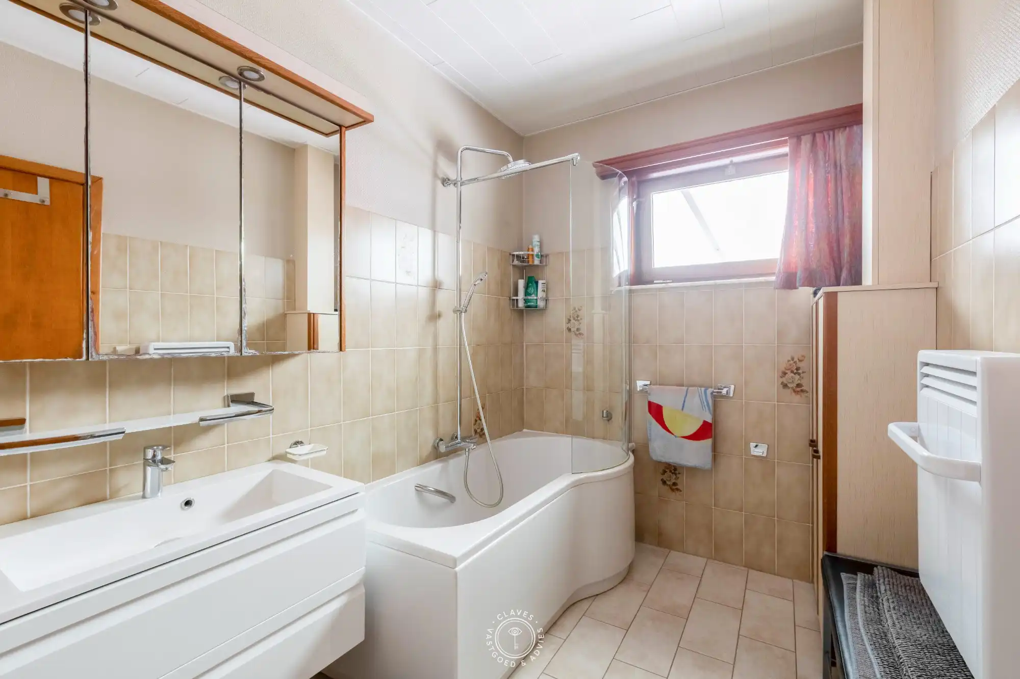 Charmante en ruime woning met 4 slaapkamers en 3 garages foto 15