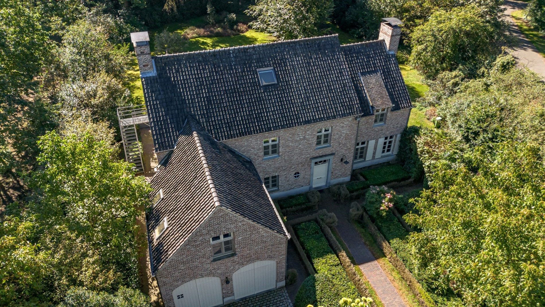 Exclusieve Villa op perceel van 3675 m² een uitzonderlijk rustige ligging foto 3