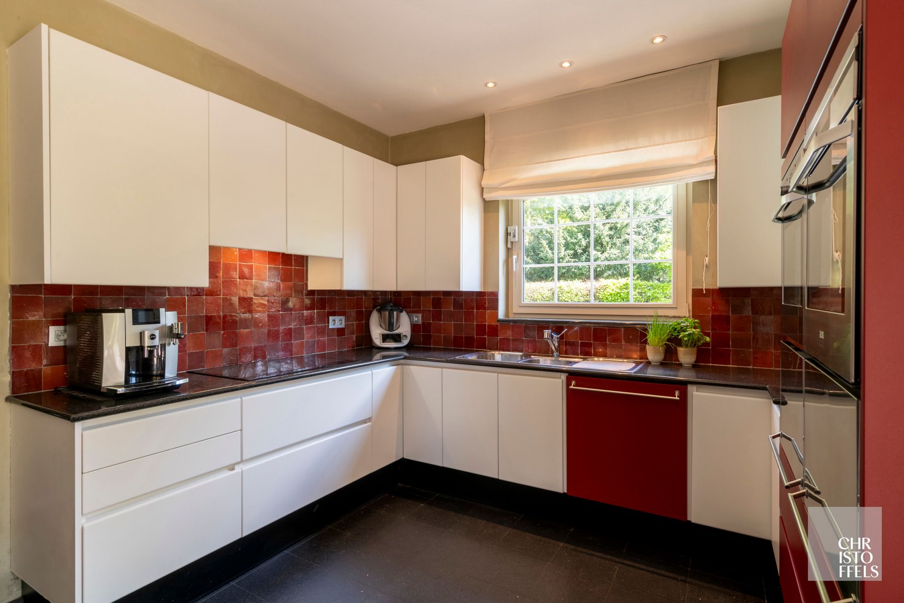 Zuiderse villa met zwembad in een rustige straat, op een perceel van 16a93ca! foto 11