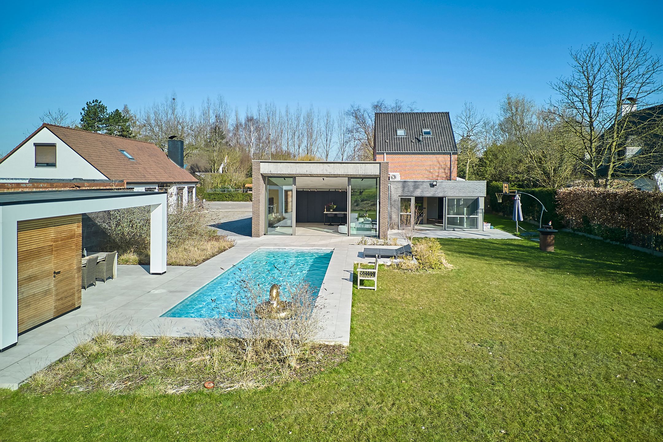 Volledig verbouwde woning met zwembad foto 2
