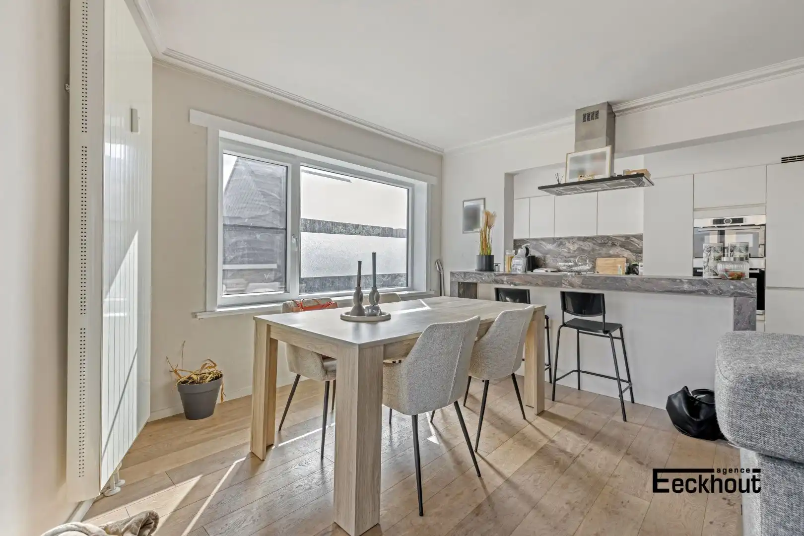 Instapklaar appartement met terras en 2 slaapkamers op gunstige ligging. foto 6