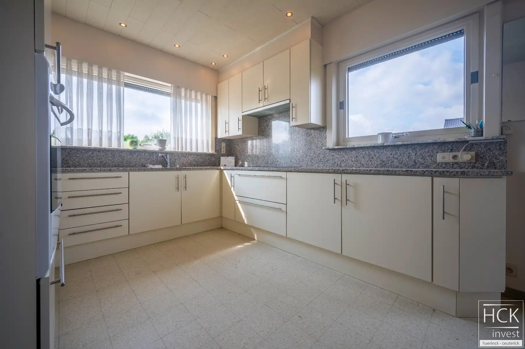 WAREGEM - Gelijkvloerse en lichtrijke woning op mooi perceel van 833m² ! foto 8