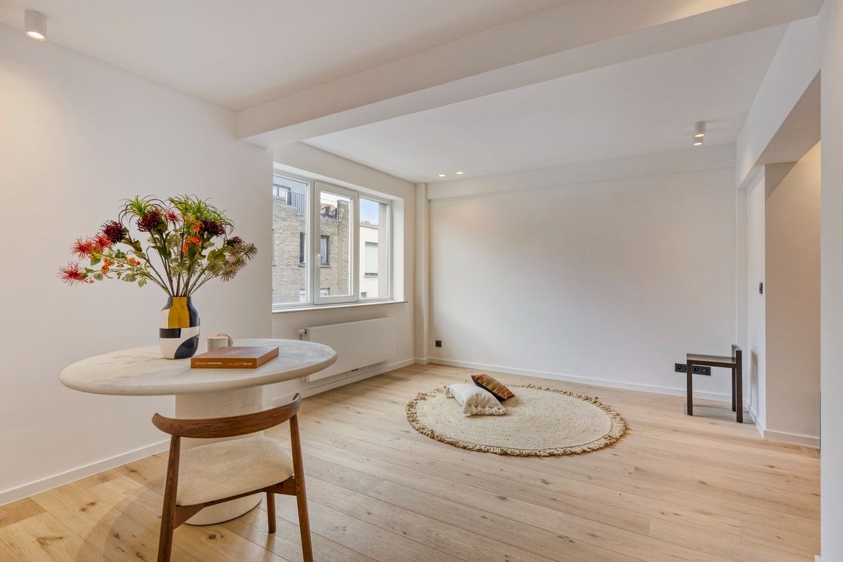 Elegant en tijdloos gerenoveerd appartement met 3 grote slaapkamers. foto 3