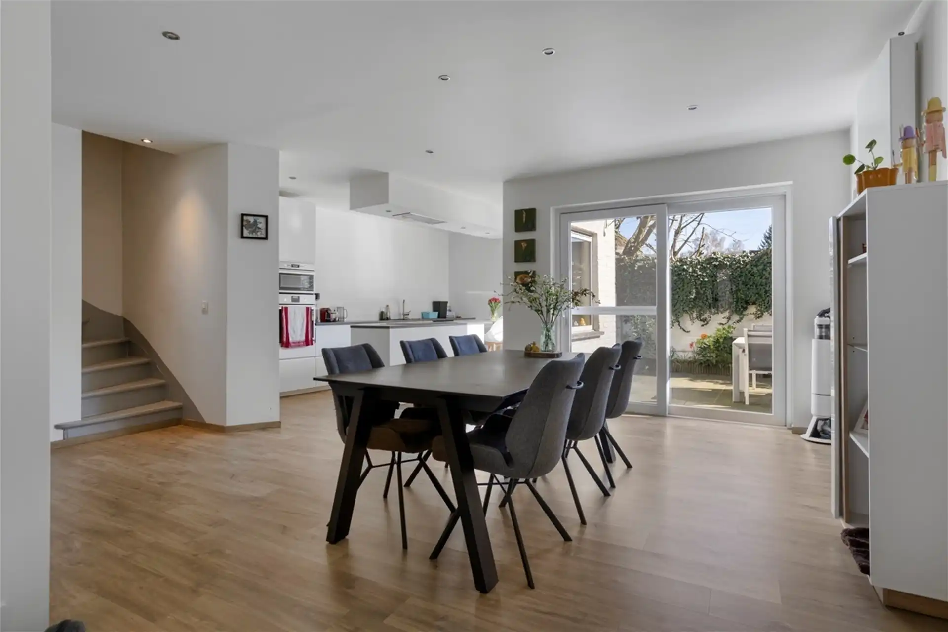 Ruime, volledig gerenoveerde woning in hartje centrum foto {{pictureIndex}}