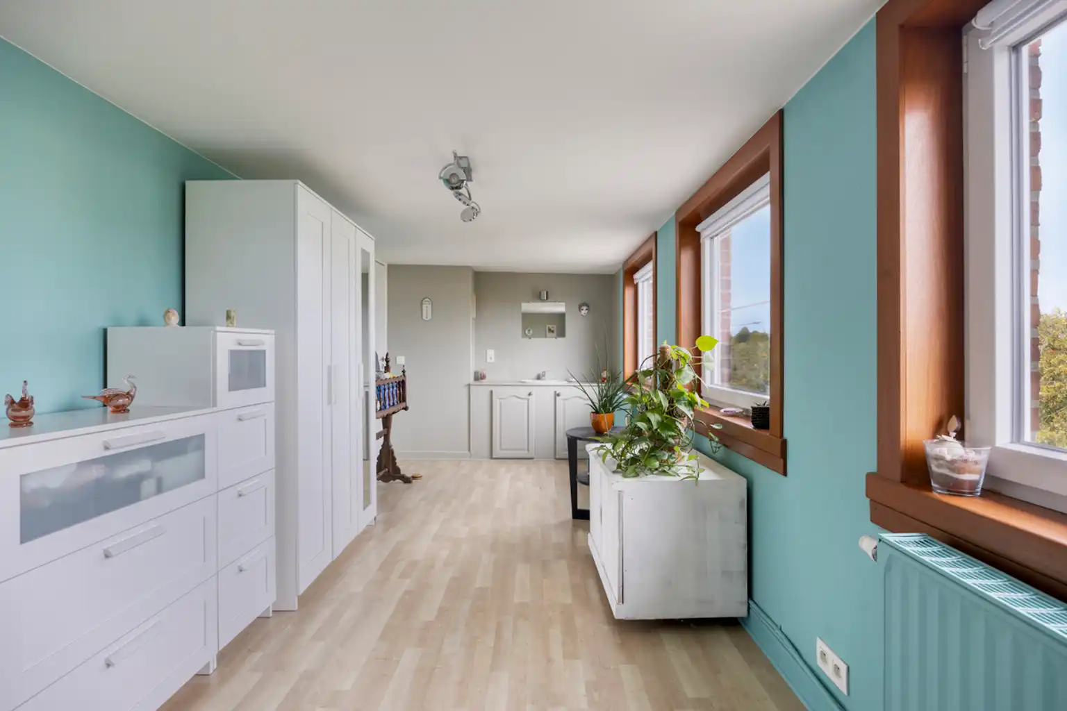 Instapklare woning met 4 slaapkamers, tuin & 2 garages foto 23