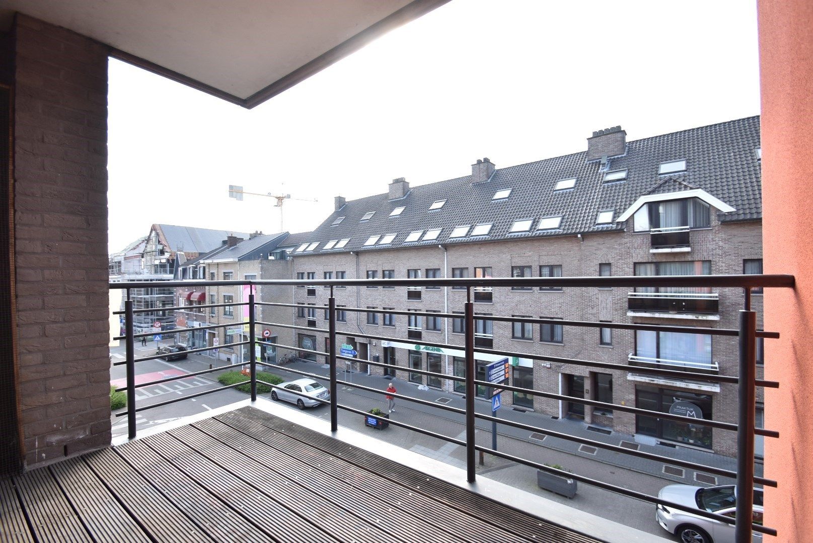Degelijk 2-slaapkamer appartement met autostandplaats + in hartje Bilzen foto 8