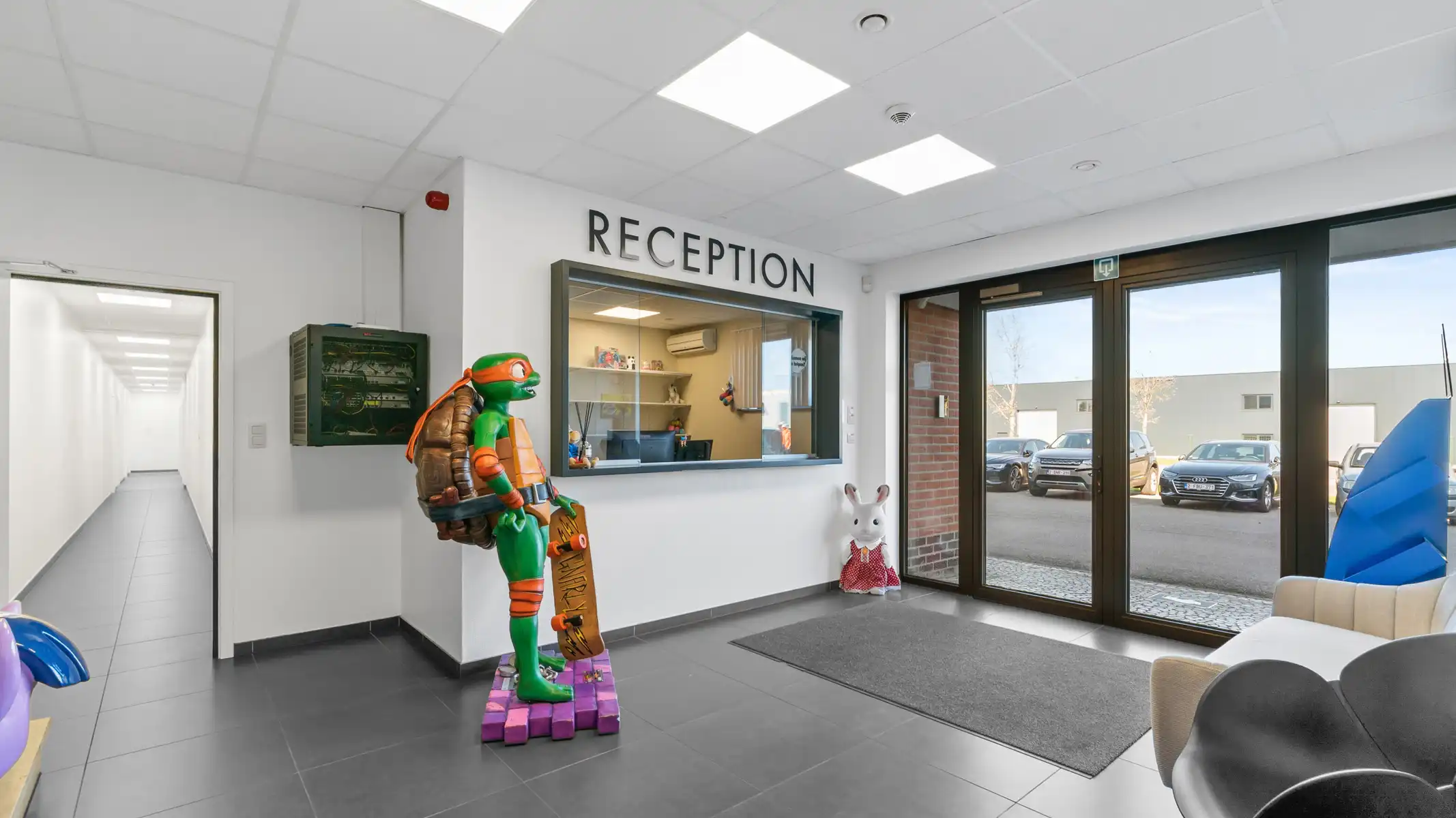 Volledig uitgerust distributiecentrum in nieuwbouwstaat foto 17