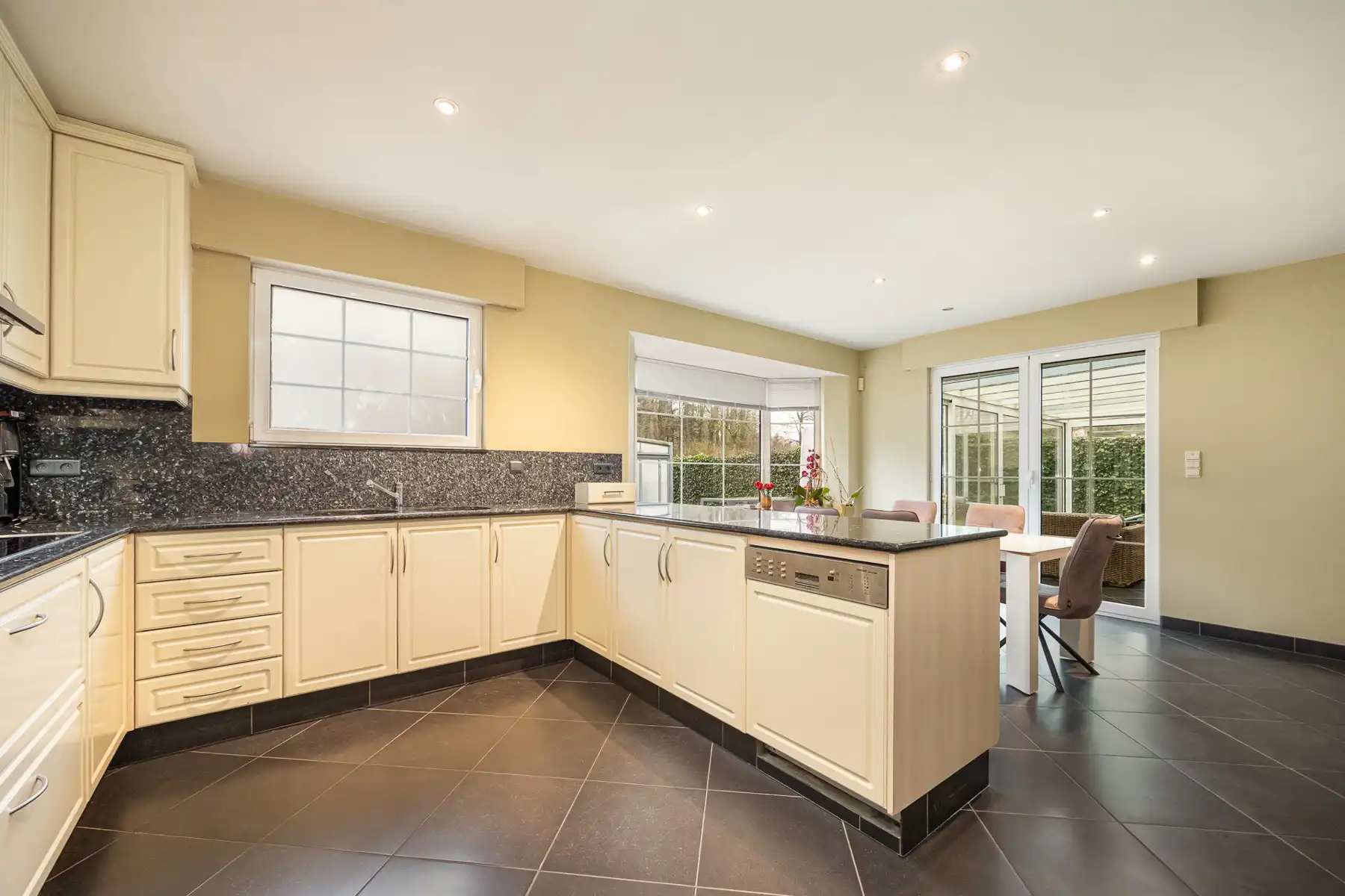 Energiezuinige villa met 5 slaapkamers en ruim bijgebouw op een perceel van 1.240m². foto 8