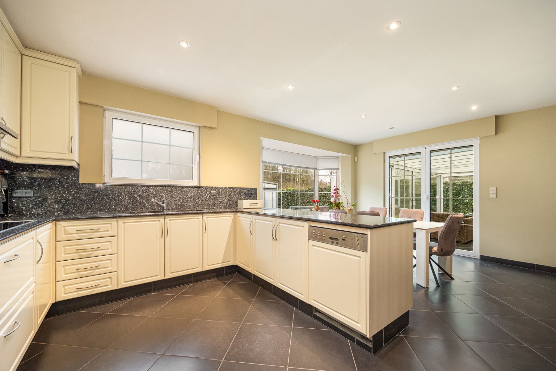 Energiezuinige villa met 5 slaapkamers en ruim bijgebouw op een perceel van 1.240m². foto 8