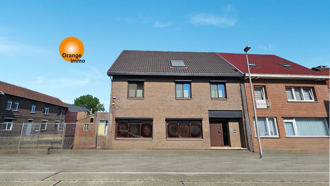 Half-open landhuis met 5 slaapkamers en grote loods in Maasmechelen foto {{pictureIndex}}