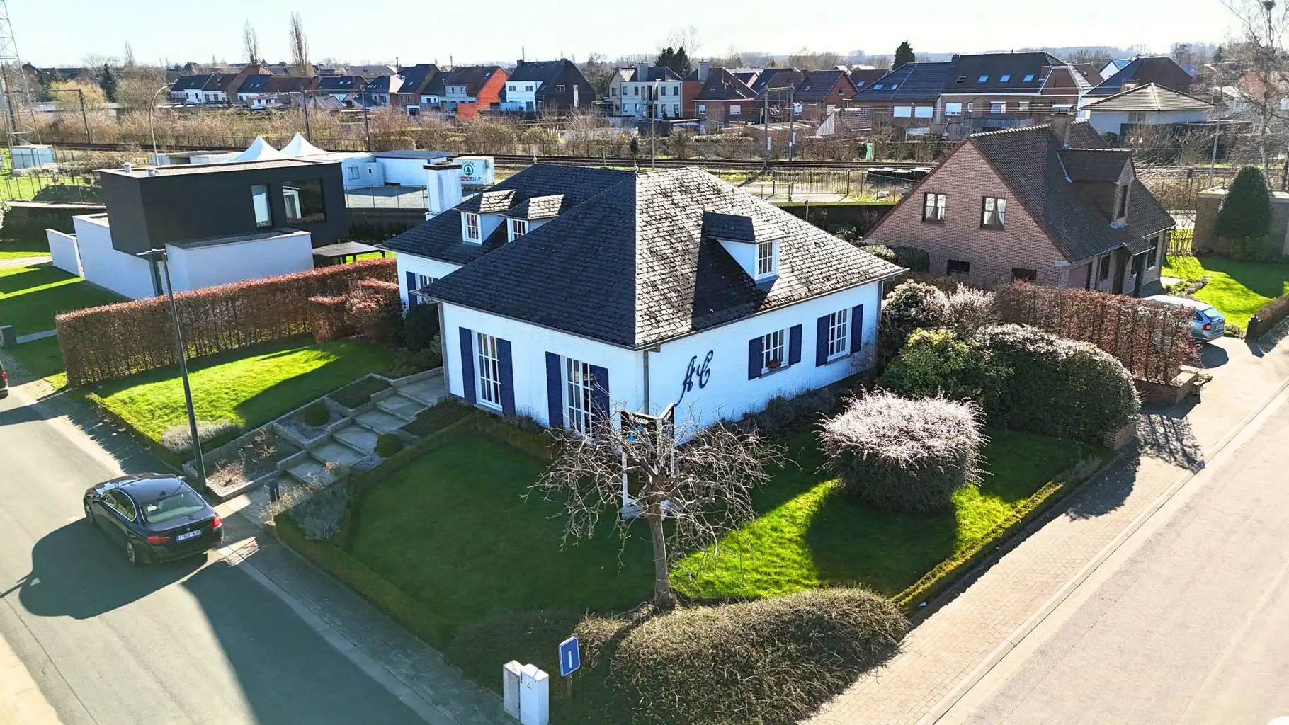 Hoofdfoto van de publicatie: Open bebouwing met 4 slpks en veel opbergruimte!