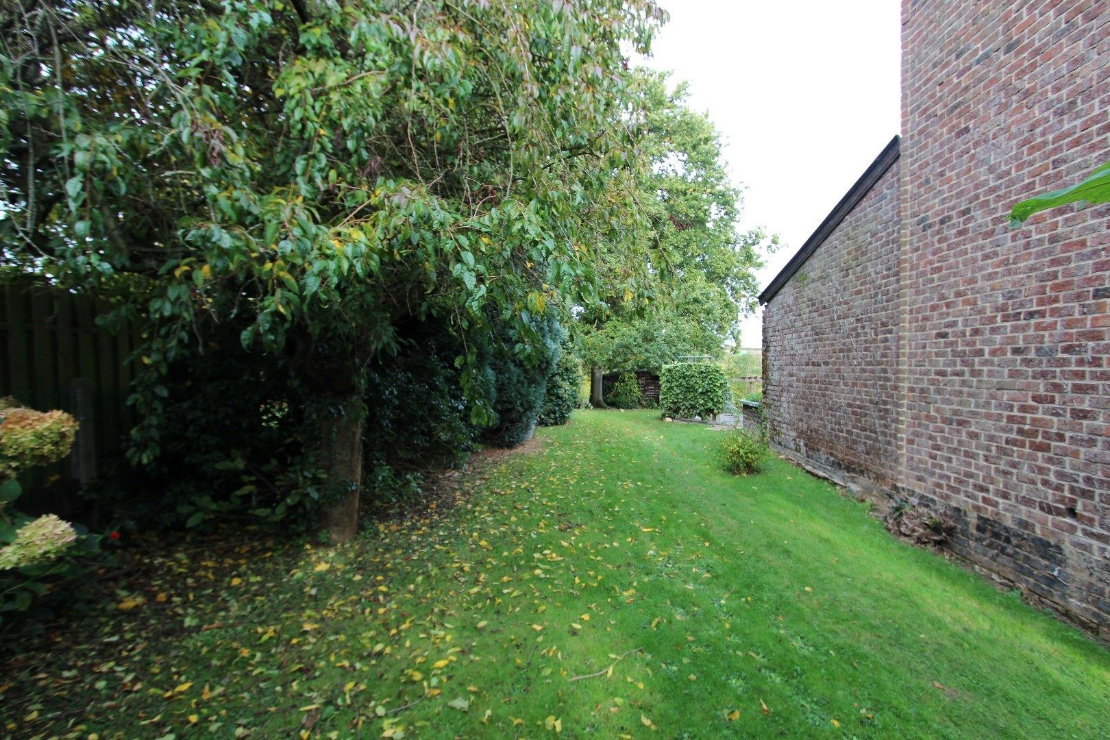 Mooi perceel bouwgrond met diepe tuin en zicht op groen foto 4