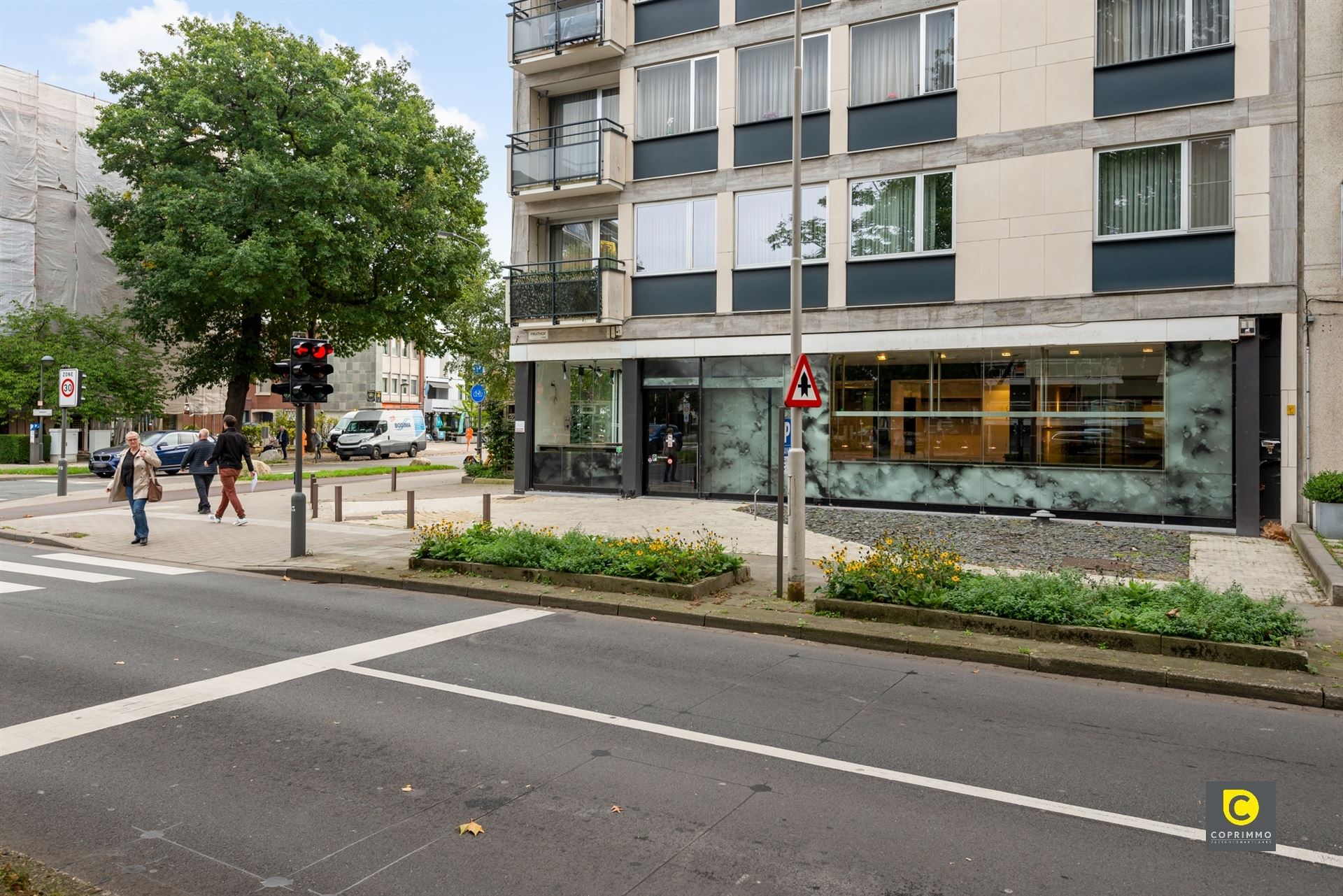 Ruim handelspand + P op zeer commerciële locatie! foto {{pictureIndex}}