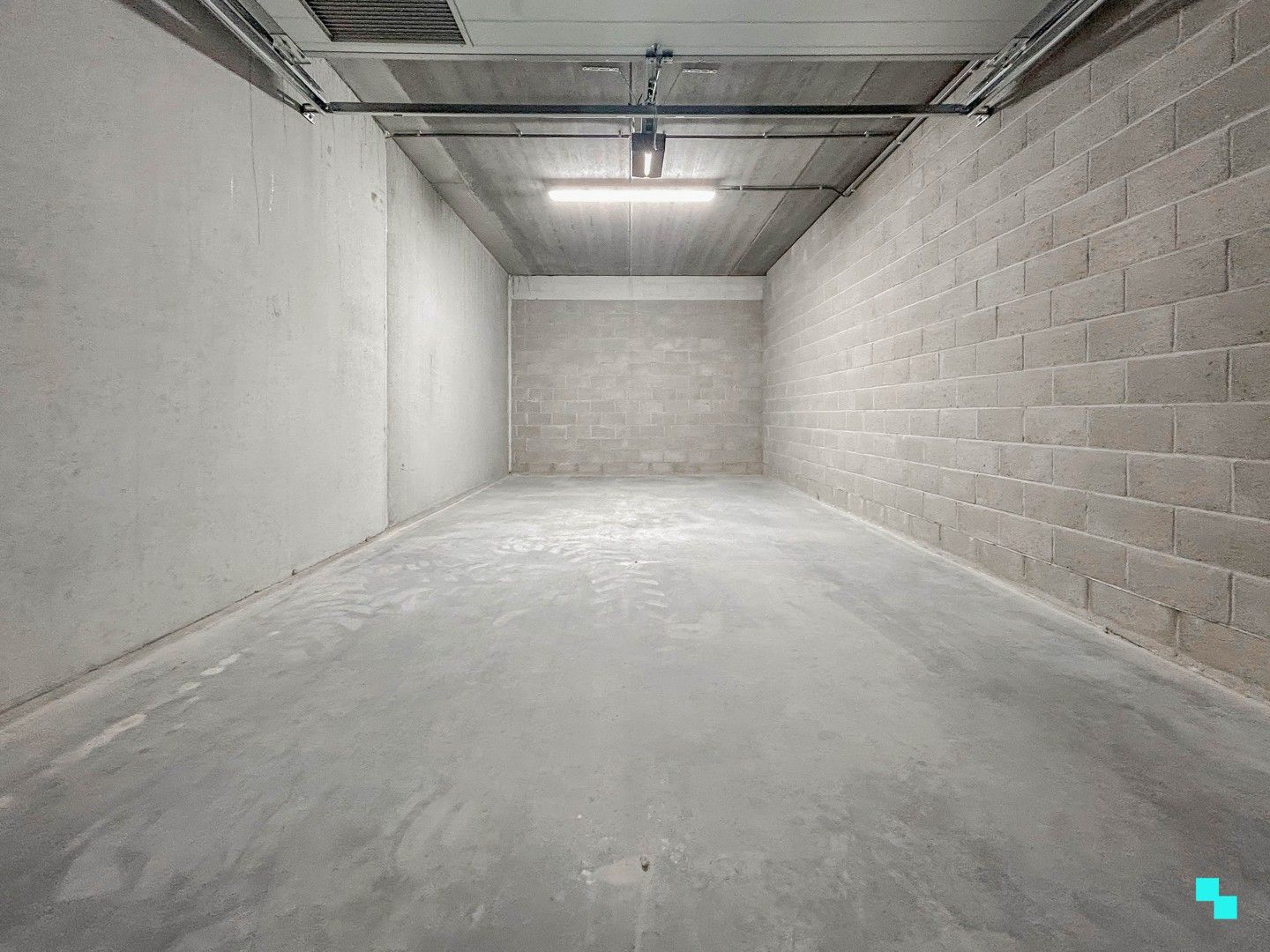 Garagebox met automatische poort gelegen in residentie Blauwpoorte foto 5
