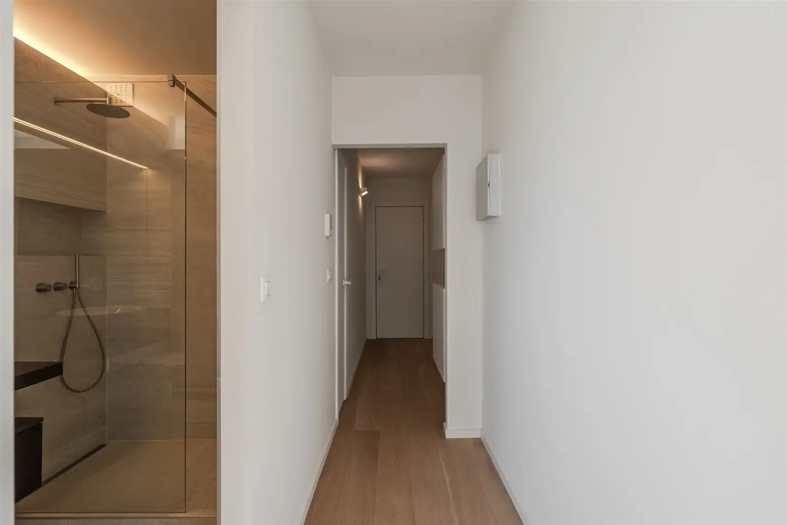 Prachtige studio met stijlvolle, rustgevende inrichting foto 12