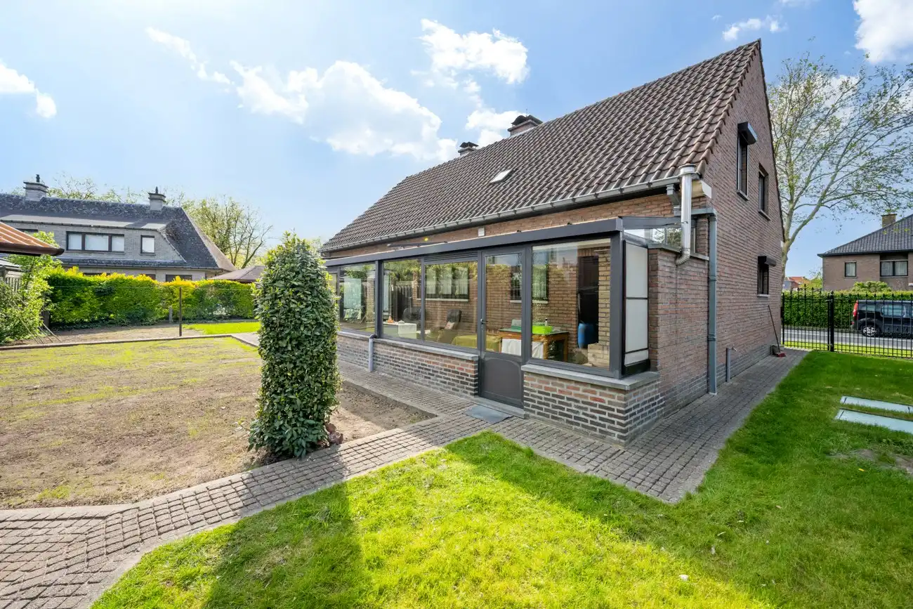 Praktische en ruime gezinswoning op rustige locatie nabij alle faciliteiten! foto 2