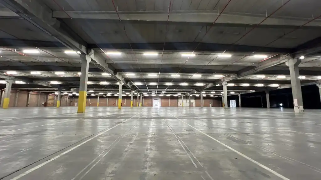 Loods met buitenopslag te huur vlakbij afrit E17 in Sint-Niklaas foto 4