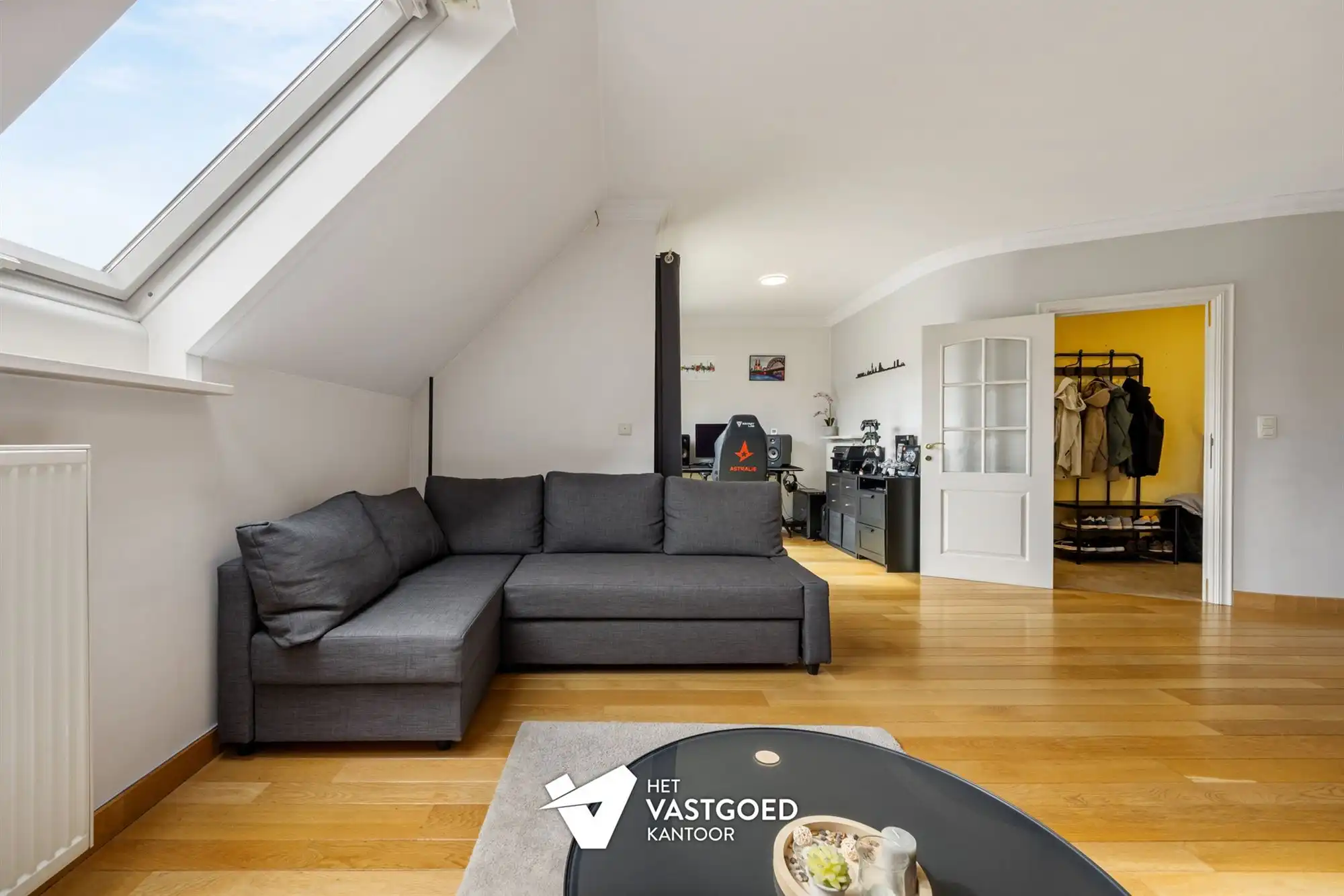 ZEER RUIM DUPLEX APPARTEMENT MET BIJHORENDE AFGESLOTEN GARAGEBOX EN 2 STAANPLAATSEN IN HET CENTRUM VAN OOSTHAM foto 4