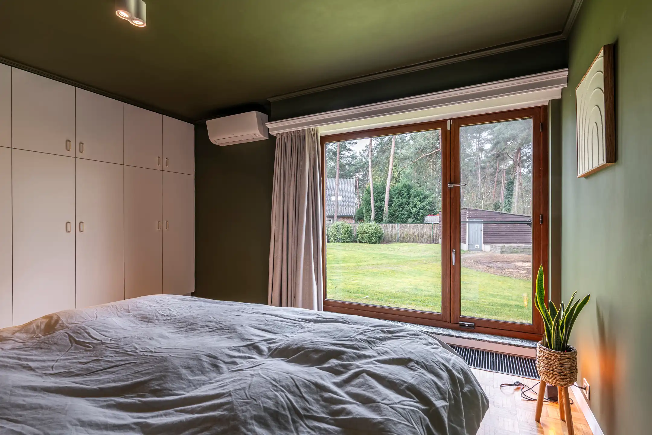 Ruime, recent gerenoveerde villa met 5 slpks op 2.430 m² foto 12